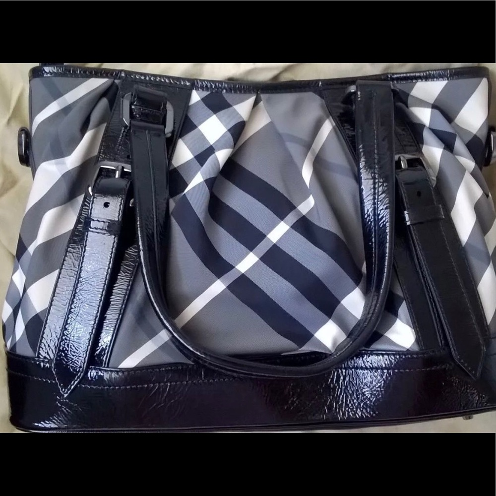 Last chance ♥️ Burberry beat Lowry purse